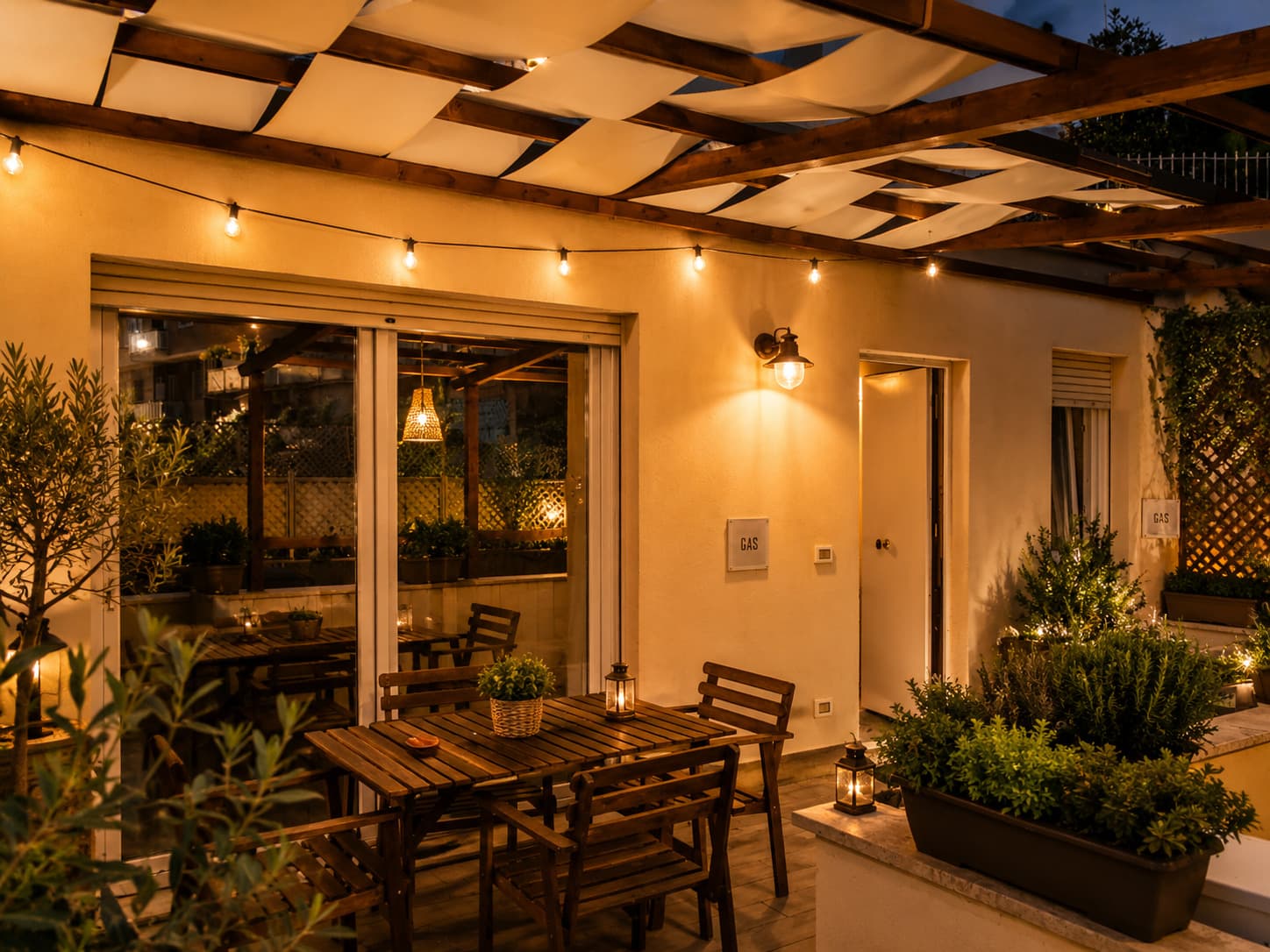 La veranda di CR One illuminata la sera